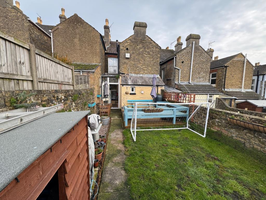 Lot: 44 - BAY FRONTED HOUSE FOR INVESTMENT - Rear elevation